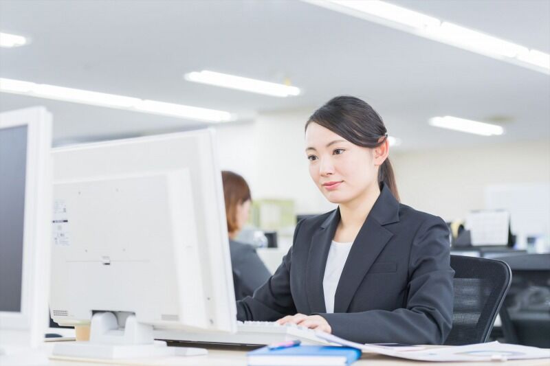 デスクワークする女性スタッフ